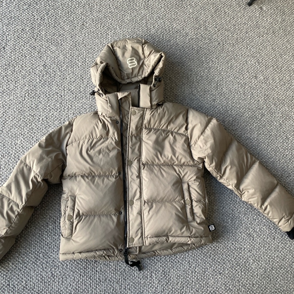 Aritzia The Super Puff™ Shorty - cliMATTE™
XXS taupe (price is firm) - Picture 8 of 9